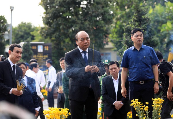 Thủ tướng Nguyễn Xuân Phúc đón linh cữu nguyên Chủ tịch nước Lê Đức Anh tại Nghĩa trang TP HCM - Ảnh 4. Thủ tướng Nguyễn Xuân Phúc đón linh cữu nguyên Chủ tịch nước Lê Đức Anh tại Nghĩa trang TP HCM - Ảnh 4.