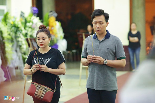 Sao Việt hôm nay (3/5): Dàn nghệ sĩ nghẹn ngào trong lễ viếng Lê Bình, Võ Hoàng Yến thân mật cùng bạn trai bí ẩn - Ảnh 2.
