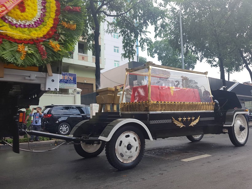 Thủ tướng Nguyễn Xuân Phúc đón linh cữu nguyên Chủ tịch nước Lê Đức Anh tại Nghĩa trang TP HCM - Ảnh 7. Thủ tướng Nguyễn Xuân Phúc đón linh cữu nguyên Chủ tịch nước Lê Đức Anh tại Nghĩa trang TP HCM - Ảnh 7.