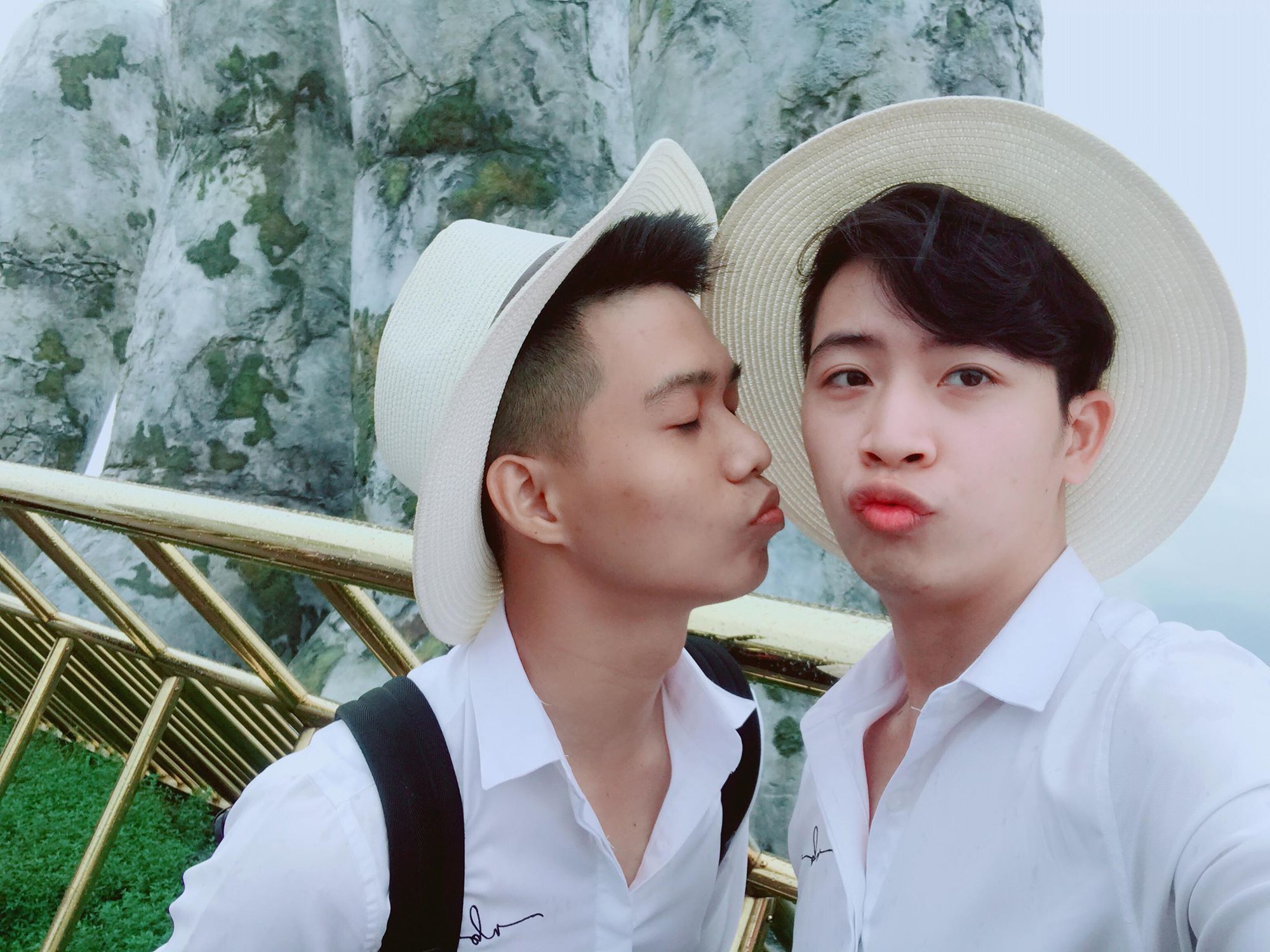 Bộ ảnh rất tình của cặp đôi đồng tính điển trai: Thanh xuân của anh là em - Ảnh 5. Bộ ảnh rất tình của cặp đôi đồng tính điển trai: Thanh xuân của anh là em - Ảnh 5.