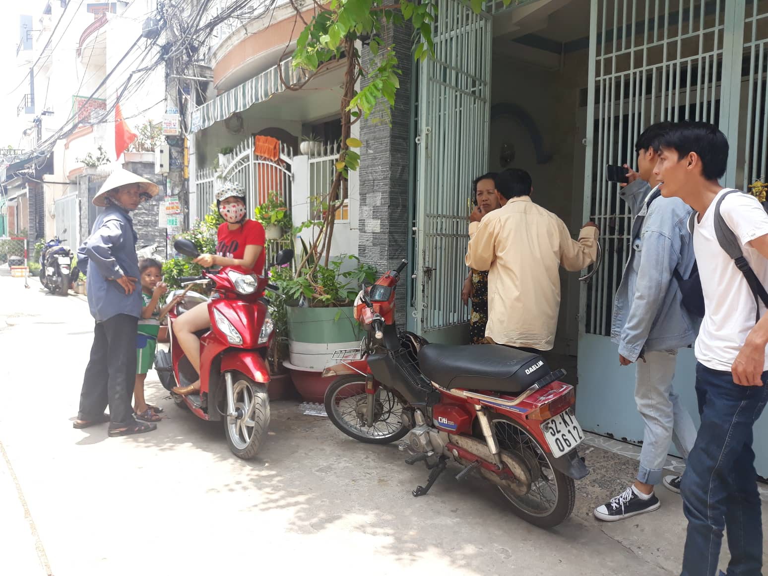 Thảm sát 3 người ở Bình Tân: Cha khóc nghẹn giữa đêm mưa vì con trai sát hại mẹ, dì cùng bà ngoại - Ảnh 2.