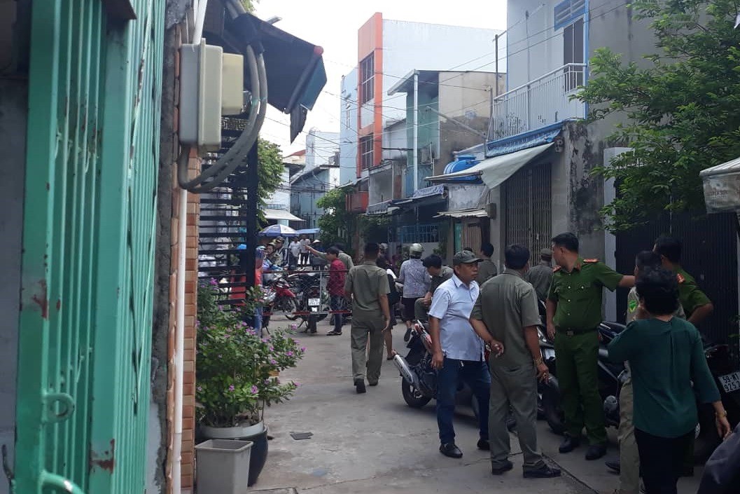 Thảm sát 3 người ở Bình Tân: Cha khóc nghẹn giữa đêm mưa vì con trai sát hại mẹ, dì cùng bà ngoại - Ảnh 3.