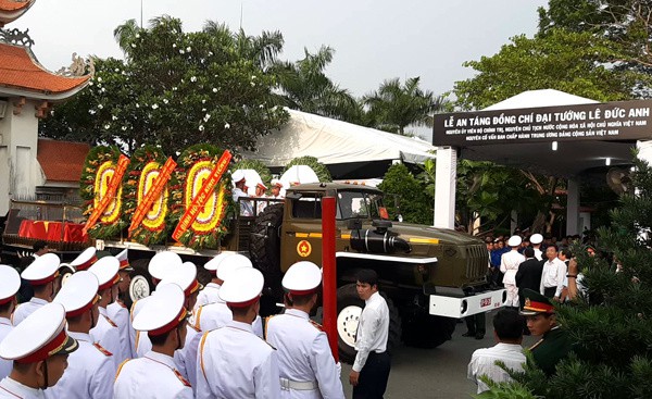 Thủ tướng Nguyễn Xuân Phúc đón linh cữu nguyên Chủ tịch nước Lê Đức Anh tại Nghĩa trang TP HCM - Ảnh 1. Thủ tướng Nguyễn Xuân Phúc đón linh cữu nguyên Chủ tịch nước Lê Đức Anh tại Nghĩa trang TP HCM - Ảnh 1.