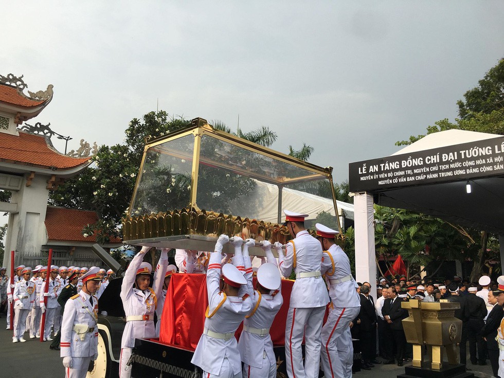 Thủ tướng Nguyễn Xuân Phúc đón linh cữu nguyên Chủ tịch nước Lê Đức Anh tại Nghĩa trang TP HCM - Ảnh 3. Thủ tướng Nguyễn Xuân Phúc đón linh cữu nguyên Chủ tịch nước Lê Đức Anh tại Nghĩa trang TP HCM - Ảnh 3.