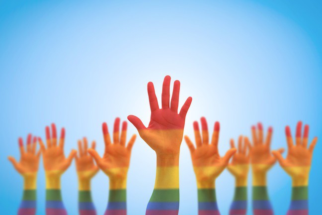 57% người LGBT đánh mất người thân hoặc bạn bè sau khi come out - Ảnh 2.
