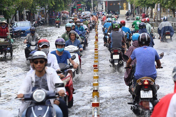 Mưa sầm sập hơn 30 phút ở Sài Gòn, đường lại thành sông - Ảnh 10. Mưa sầm sập hơn 30 phút ở Sài Gòn, đường lại thành sông - Ảnh 10.