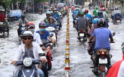 Mưa sầm sập hơn 30 phút ở Sài Gòn, đường lại thành sông