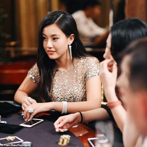 Tiết lộ tài sản khủng của phụ huynh chi 6,5 triệu USD chạy trường cho con - Ảnh 3. Tiết lộ tài sản khủng của phụ huynh chi 6,5 triệu USD chạy trường cho con - Ảnh 3.