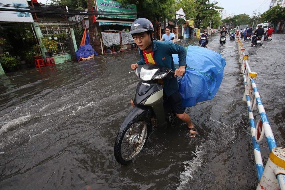 Mưa sầm sập hơn 30 phút ở Sài Gòn, đường lại thành sông - Ảnh 5. Mưa sầm sập hơn 30 phút ở Sài Gòn, đường lại thành sông - Ảnh 5.