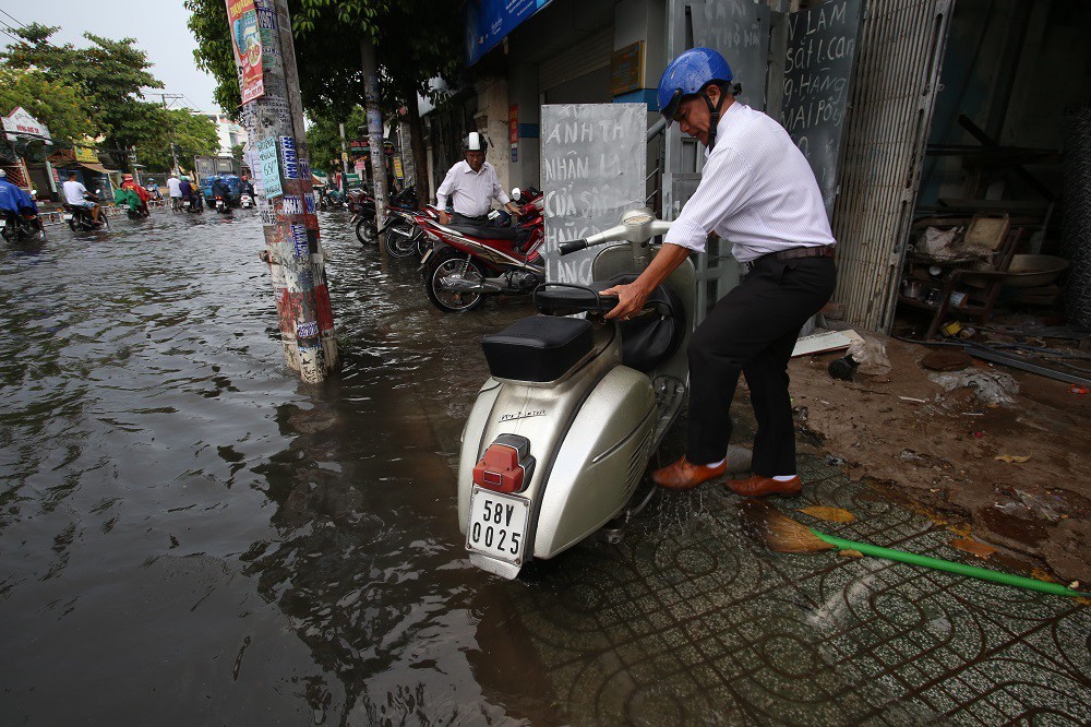 Mưa sầm sập hơn 30 phút ở Sài Gòn, đường lại thành sông - Ảnh 7. Mưa sầm sập hơn 30 phút ở Sài Gòn, đường lại thành sông - Ảnh 7.