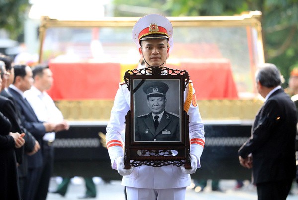 Thủ tướng Nguyễn Xuân Phúc đón linh cữu nguyên Chủ tịch nước Lê Đức Anh tại Nghĩa trang TP HCM - Ảnh 2. Thủ tướng Nguyễn Xuân Phúc đón linh cữu nguyên Chủ tịch nước Lê Đức Anh tại Nghĩa trang TP HCM - Ảnh 2.