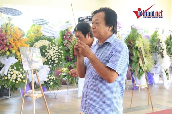 Con trai Lê Bình: Ba muốn rải tro ra biển để không phiền con cháu - Ảnh 6.