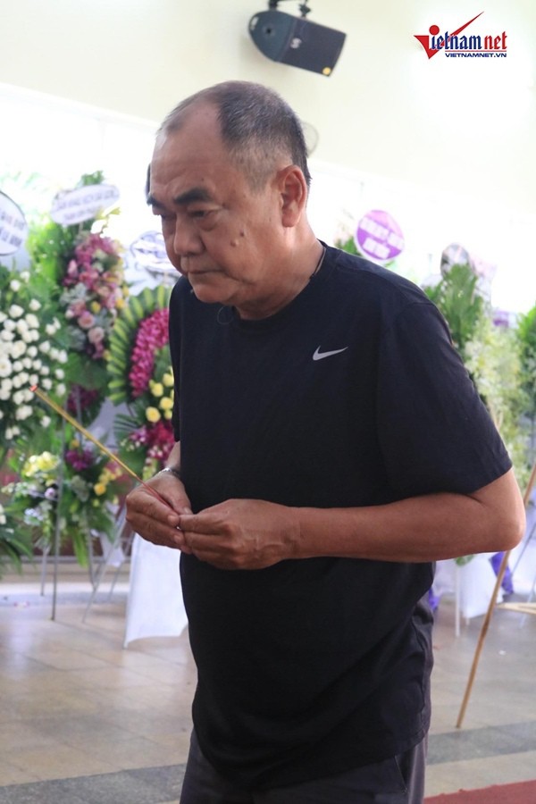 Con trai Lê Bình: Ba muốn rải tro ra biển để không phiền con cháu - Ảnh 9.
