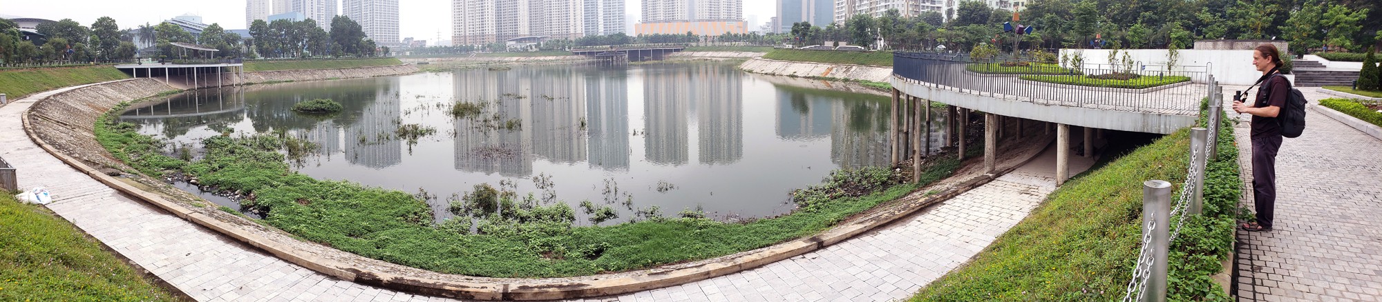 Công viên 300 tỉ đồng trên đất vàng ở Hà Nội mới khánh thành đã bị dân chê hôi thối - Ảnh 2. Công viên 300 tỉ đồng trên đất vàng ở Hà Nội mới khánh thành đã bị dân chê hôi thối - Ảnh 2.