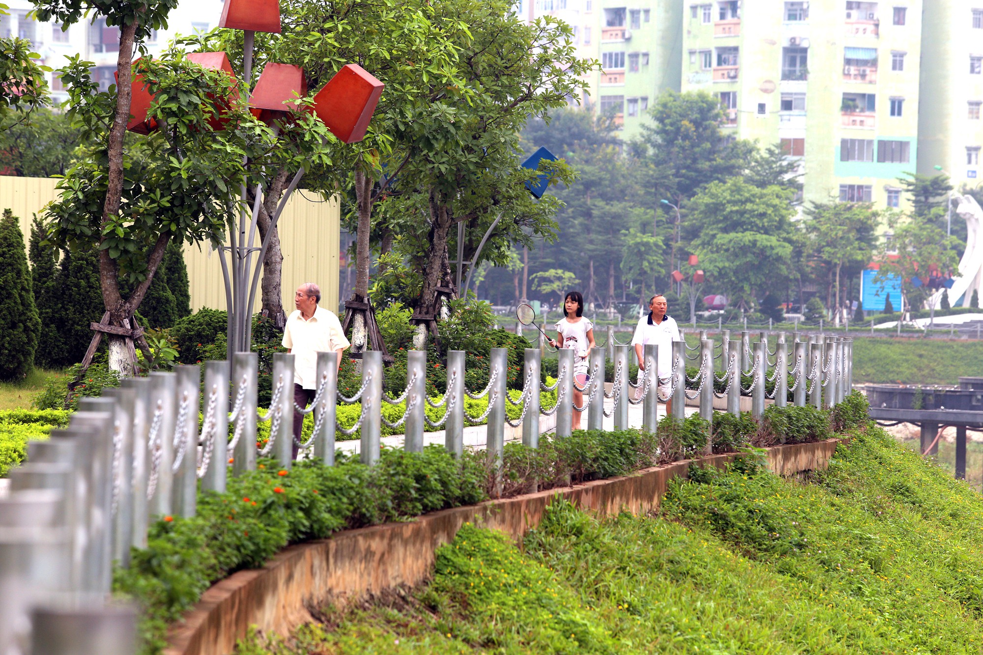 Công viên 300 tỉ đồng trên đất vàng ở Hà Nội mới khánh thành đã bị dân chê hôi thối - Ảnh 3. Công viên 300 tỉ đồng trên đất vàng ở Hà Nội mới khánh thành đã bị dân chê hôi thối - Ảnh 3.