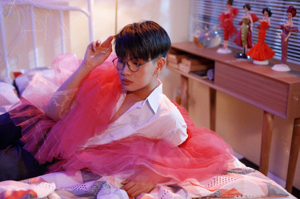 Đào Bá Lộc hóa thành búp bê barbie trong MV mới - Ảnh 1.