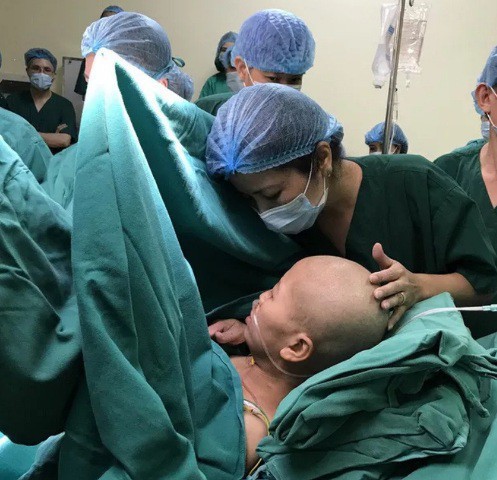 Bác sĩ dốc sức cứu chữa người mẹ ung thư vú để mẹ được ôm con vào lòng - Ảnh 1. Bác sĩ dốc sức cứu chữa người mẹ ung thư vú để mẹ được ôm con vào lòng - Ảnh 1.