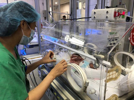 Bác sĩ dốc sức cứu chữa người mẹ ung thư vú để mẹ được ôm con vào lòng - Ảnh 3. Bác sĩ dốc sức cứu chữa người mẹ ung thư vú để mẹ được ôm con vào lòng - Ảnh 3.
