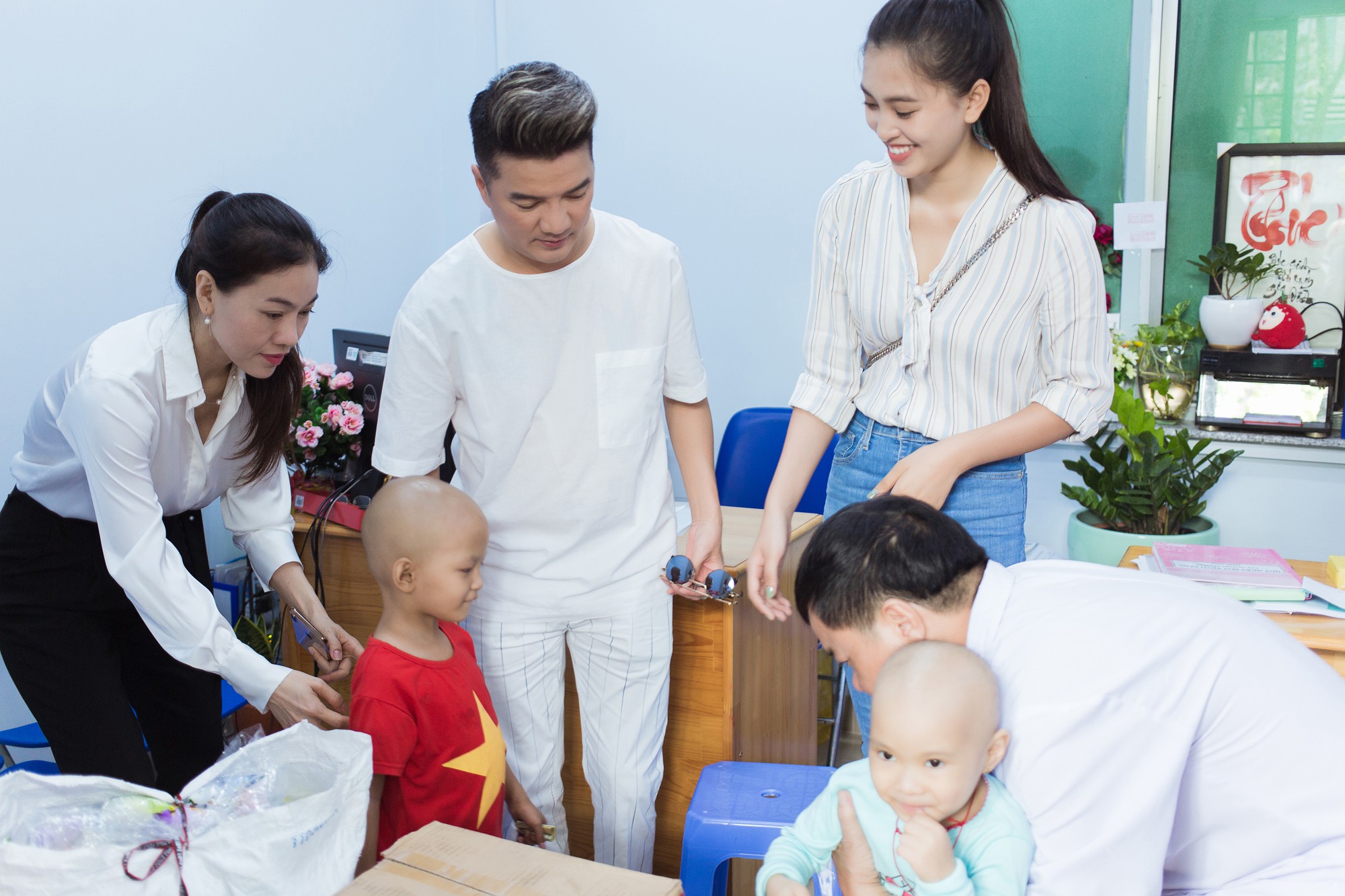 Đàm Vĩnh Hưng giản dị cùng Hoa hậu Tiểu Vy đi tặng quà cho bệnh nhi khó khăn - Ảnh 3. Đàm Vĩnh Hưng giản dị cùng Hoa hậu Tiểu Vy đi tặng quà cho bệnh nhi khó khăn - Ảnh 3.