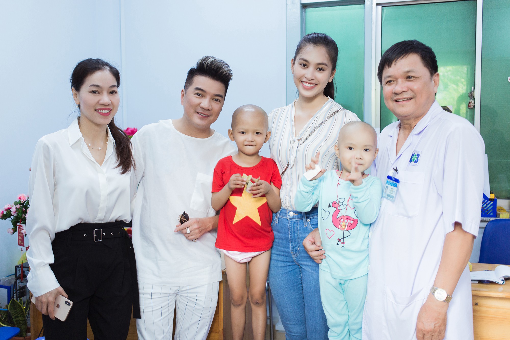Đàm Vĩnh Hưng giản dị cùng Hoa hậu Tiểu Vy đi tặng quà cho bệnh nhi khó khăn - Ảnh 1. Đàm Vĩnh Hưng giản dị cùng Hoa hậu Tiểu Vy đi tặng quà cho bệnh nhi khó khăn - Ảnh 1.