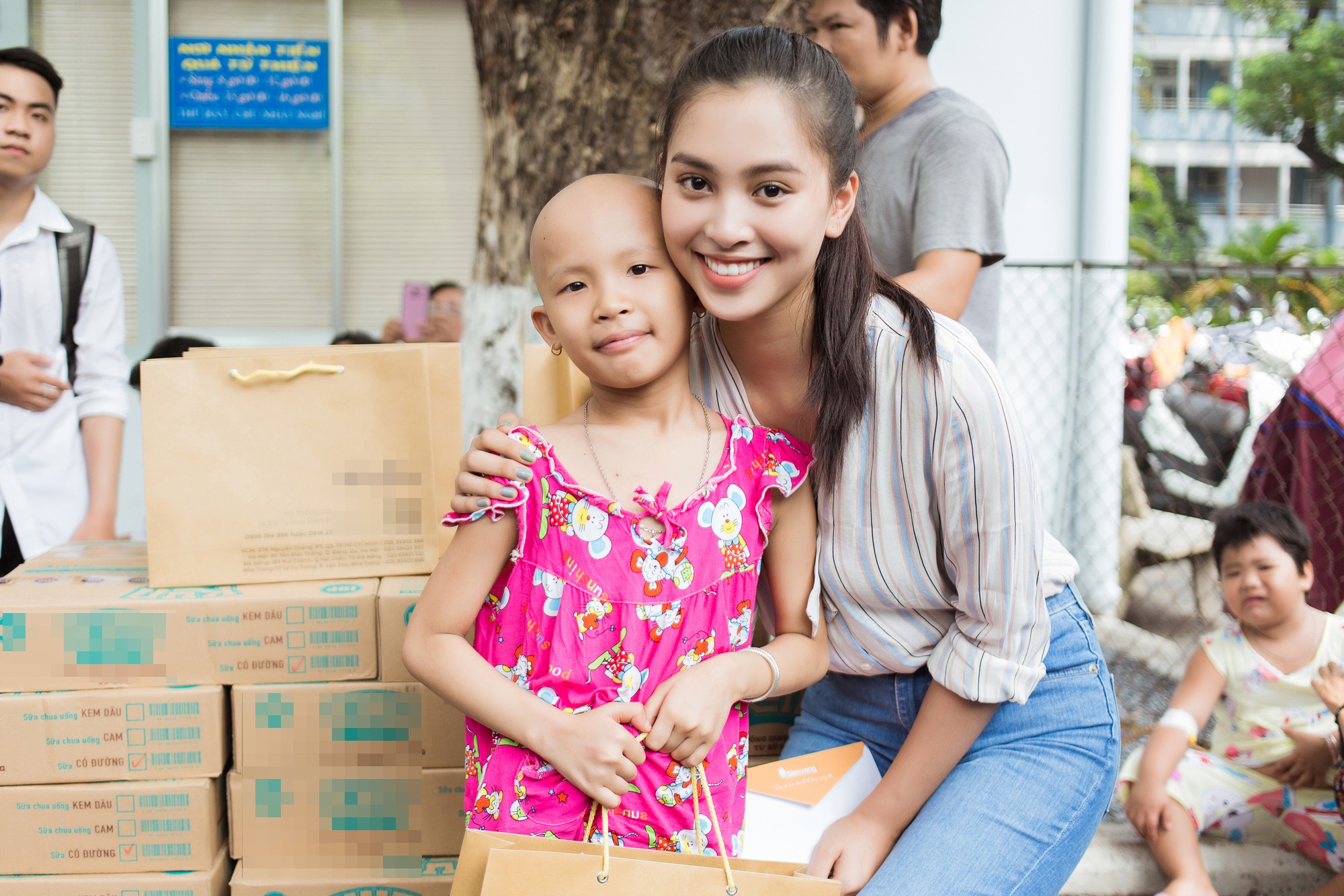 Đàm Vĩnh Hưng giản dị cùng Hoa hậu Tiểu Vy đi tặng quà cho bệnh nhi khó khăn - Ảnh 6. Đàm Vĩnh Hưng giản dị cùng Hoa hậu Tiểu Vy đi tặng quà cho bệnh nhi khó khăn - Ảnh 6.