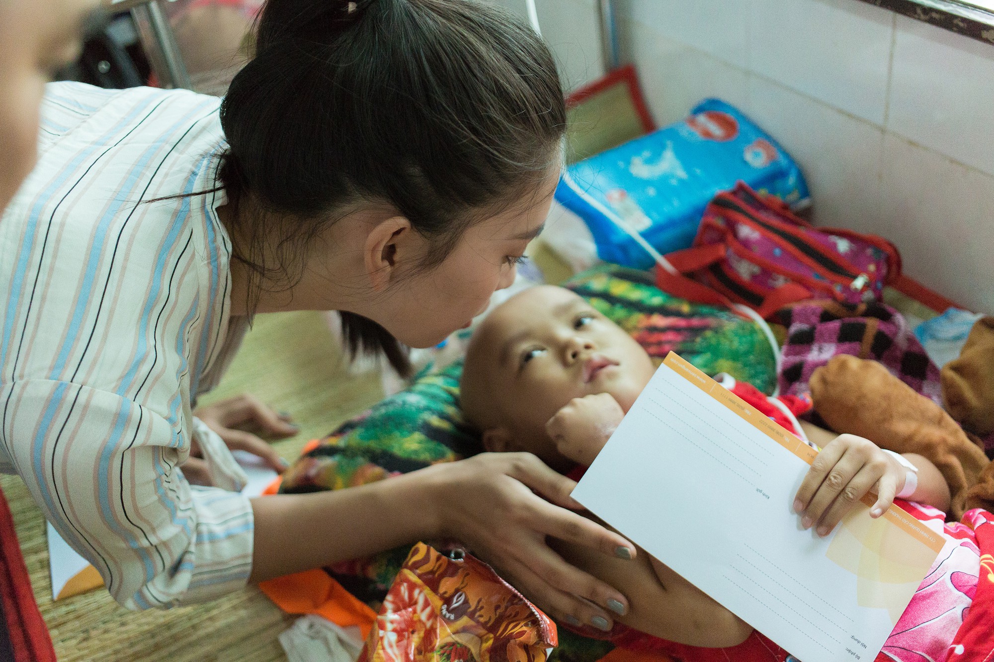 Đàm Vĩnh Hưng giản dị cùng Hoa hậu Tiểu Vy đi tặng quà cho bệnh nhi khó khăn - Ảnh 7. Đàm Vĩnh Hưng giản dị cùng Hoa hậu Tiểu Vy đi tặng quà cho bệnh nhi khó khăn - Ảnh 7.