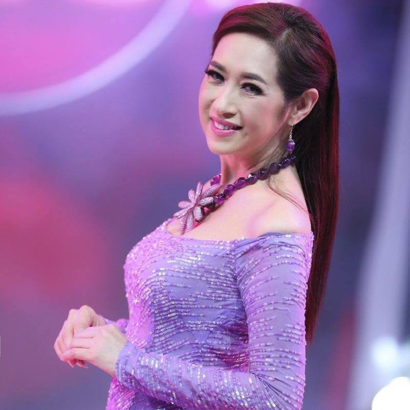 Ca sĩ Ý Lan tiết lộ lí do không thể về Việt Nam suốt một năm qua - Ảnh 1.