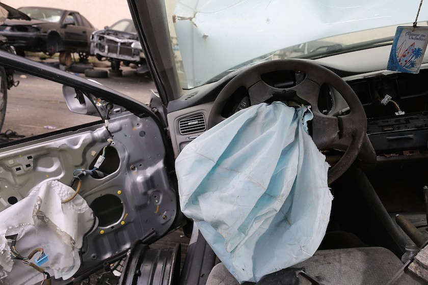 Lỗi túi khí Takata nguy hiểm thế nào khiến VinFast phải triệu hồi 8.000 xe Chevrolet? - Ảnh 1. Lỗi túi khí Takata nguy hiểm thế nào khiến VinFast phải triệu hồi 8.000 xe Chevrolet? - Ảnh 1.
