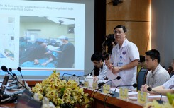 Người mẹ ung thư nhìn ảnh con từ phòng bệnh để 'chiến đấu' mỗi ngày, dự kiến tuần sau hai mẹ con gặp nhau