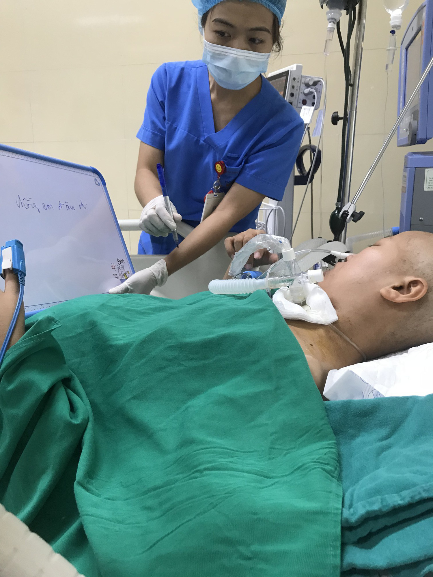 Người mẹ ung thư nhìn ảnh con từ phòng bệnh để chiến đấu mỗi ngày, dự kiến tuần sau hai mẹ con gặp nhau - Ảnh 3. Người mẹ ung thư nhìn ảnh con từ phòng bệnh để chiến đấu mỗi ngày, dự kiến tuần sau hai mẹ con gặp nhau - Ảnh 3.