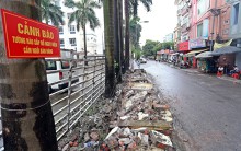 Hà Nội: Tháo dỡ bức tường 'chống nạng' gỗ ở phường Mai Dịch