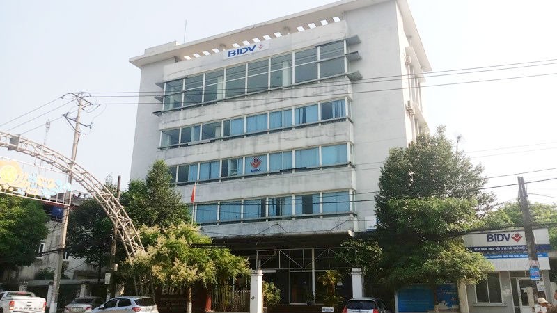 Thanh Hoá: Bắt cán bộ Ngân hàng BIDV để điều tra sai phạm trong hồ sơ cho vay nhiều chục tỉ đồng - Ảnh 1. Thanh Hoá: Bắt cán bộ Ngân hàng BIDV để điều tra sai phạm trong hồ sơ cho vay nhiều chục tỉ đồng - Ảnh 1.