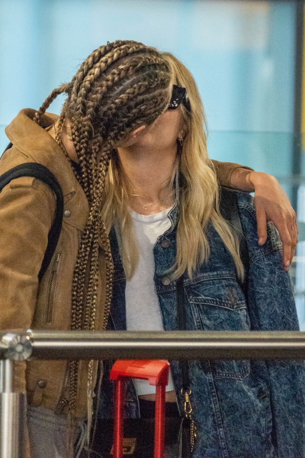 Cara Delevingne và bạn gái đồng giới gây náo loạn mạng xã hội khi mua món đồ nhạy cảm này - Ảnh 4. Cara Delevingne và bạn gái đồng giới gây náo loạn mạng xã hội khi mua món đồ nhạy cảm này - Ảnh 4.