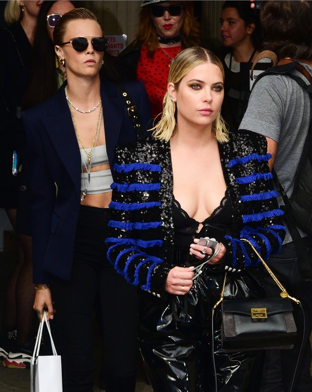 Cara Delevingne và bạn gái đồng giới gây náo loạn mạng xã hội khi mua món đồ nhạy cảm này - Ảnh 5. Cara Delevingne và bạn gái đồng giới gây náo loạn mạng xã hội khi mua món đồ nhạy cảm này - Ảnh 5.