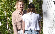 Cara Delevingne và bạn gái đồng giới gây 'náo loạn' mạng xã hội khi mua món đồ nhạy cảm này