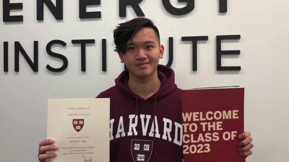 Nam sinh gốc Việt mồ côi cha, ngủ gầm cầu trúng tuyển ĐH Harvard - Ảnh 1. Nam sinh gốc Việt mồ côi cha, ngủ gầm cầu trúng tuyển ĐH Harvard - Ảnh 1.