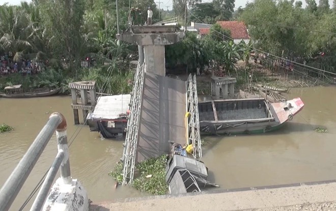 Ôtô chở khoai mì quá tải trọng khiến cầu dài 21 m bị sập - Ảnh 2. Ôtô chở khoai mì quá tải trọng khiến cầu dài 21 m bị sập - Ảnh 2.