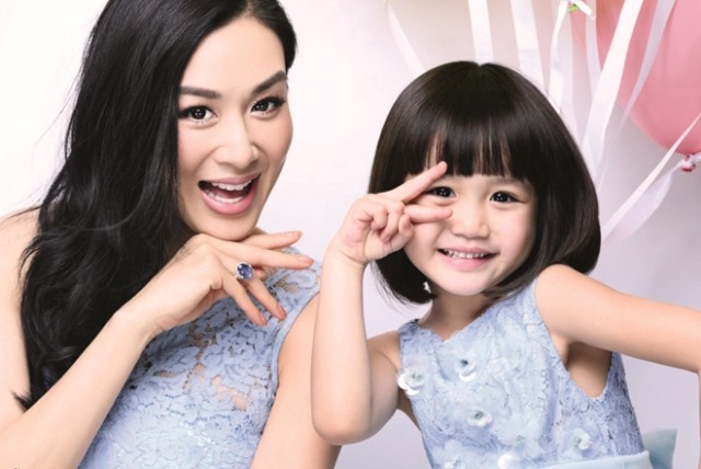 Mê mẩn vẻ đáng yêu của các thiên thần nhí nhà sao Hoa ngữ - Ảnh 22. Mê mẩn vẻ đáng yêu của các thiên thần nhí nhà sao Hoa ngữ - Ảnh 22.