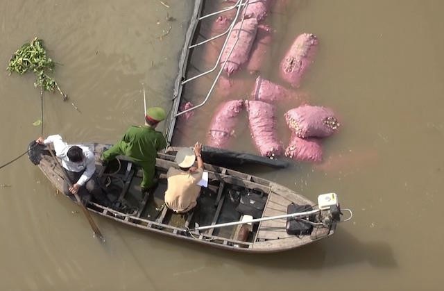 Ôtô chở khoai mì quá tải trọng khiến cầu dài 21 m bị sập - Ảnh 3. Ôtô chở khoai mì quá tải trọng khiến cầu dài 21 m bị sập - Ảnh 3.