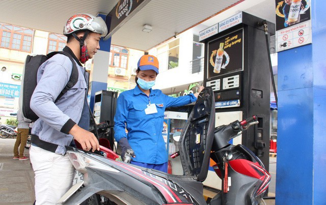 Thứ trưởng Bộ Công Thương: ‘Nếu không dùng quỹ bình ổn xăng dầu, giá xăng còn tăng cao hơn nữa’ - Ảnh 2.