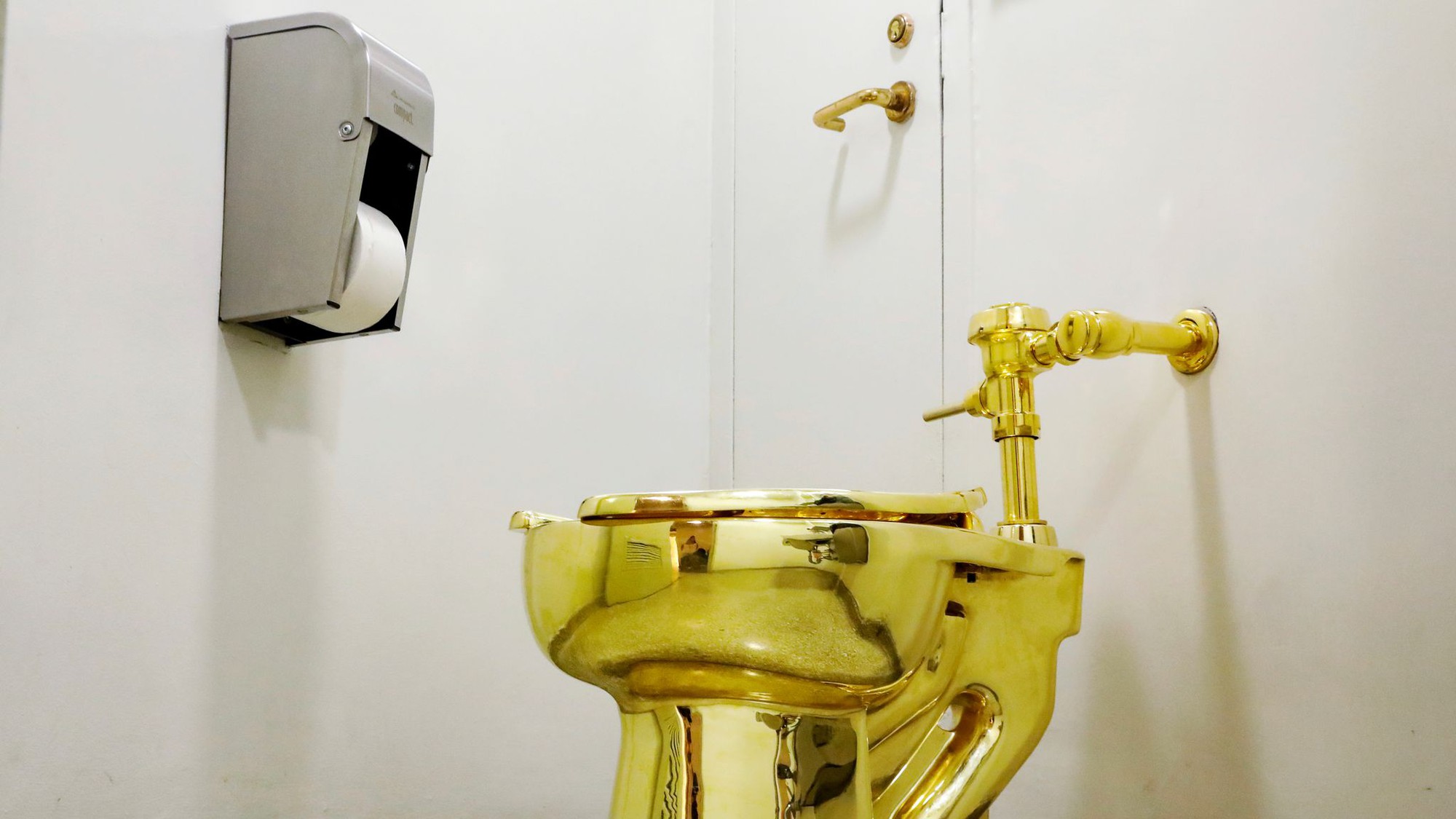 Cung điện Blenheim lắp đặt nhà vệ sinh bằng vàng - Ảnh 1.
