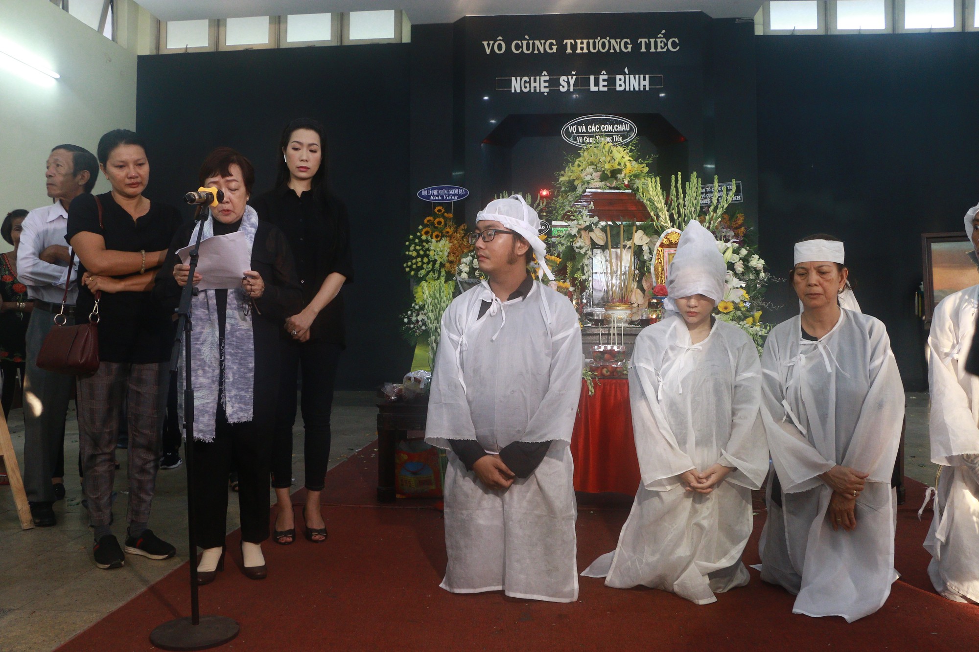 NSƯT Thành Lộc và nhiều đồng nghiệp nghẹn ngào đưa tiễn nghệ sĩ Lê Bình - Ảnh 2. NSƯT Thành Lộc và nhiều đồng nghiệp nghẹn ngào đưa tiễn nghệ sĩ Lê Bình - Ảnh 2.