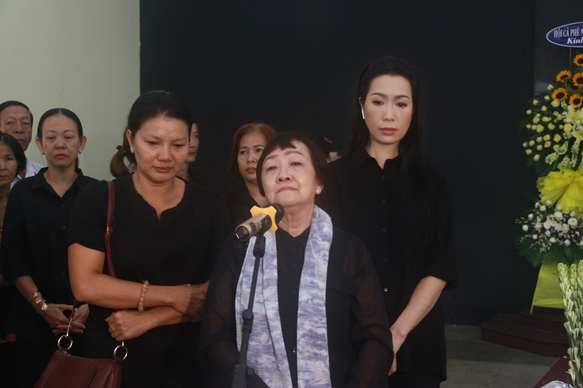 NSƯT Thành Lộc và nhiều đồng nghiệp nghẹn ngào đưa tiễn nghệ sĩ Lê Bình - Ảnh 3. NSƯT Thành Lộc và nhiều đồng nghiệp nghẹn ngào đưa tiễn nghệ sĩ Lê Bình - Ảnh 3.