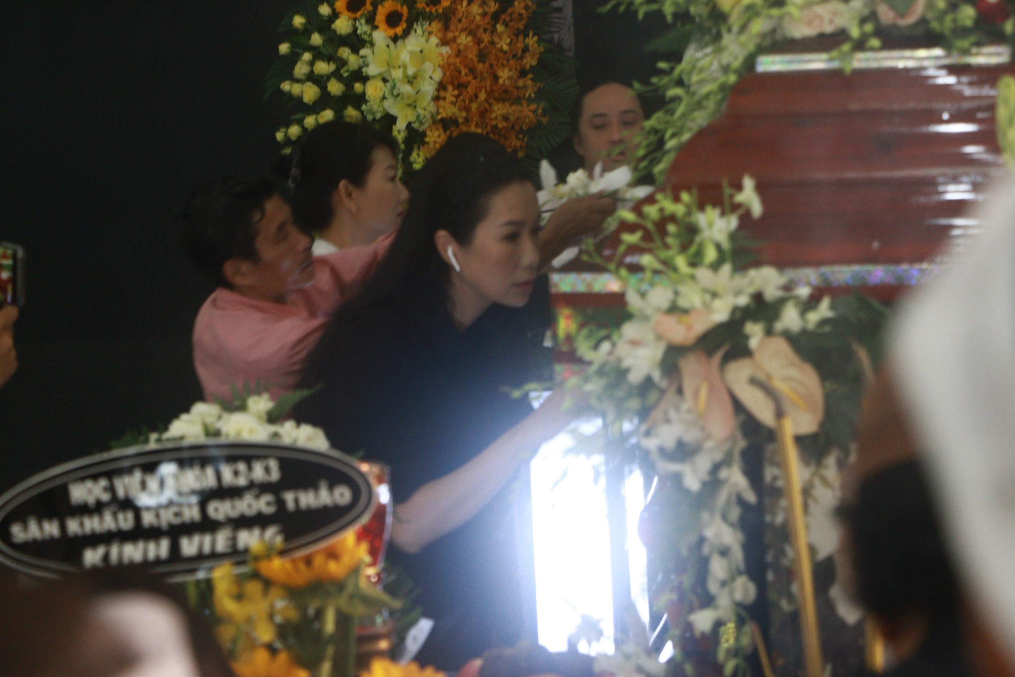 NSƯT Thành Lộc và nhiều đồng nghiệp nghẹn ngào đưa tiễn nghệ sĩ Lê Bình - Ảnh 4. NSƯT Thành Lộc và nhiều đồng nghiệp nghẹn ngào đưa tiễn nghệ sĩ Lê Bình - Ảnh 4.