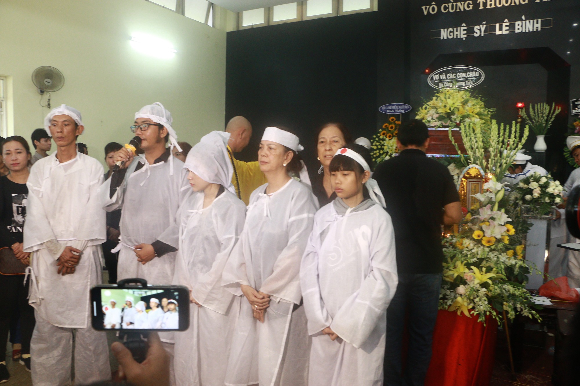 Con gái Lê Bình suy sụp, thất thần trong lễ động quan đưa thi hài cha về nơi an nghỉ - Ảnh 3. Con gái Lê Bình suy sụp, thất thần trong lễ động quan đưa thi hài cha về nơi an nghỉ - Ảnh 3.