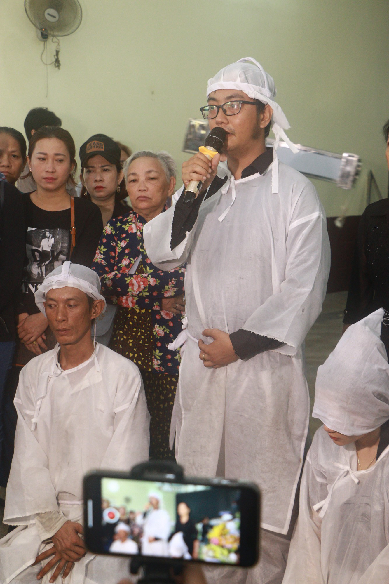 Con gái Lê Bình suy sụp, thất thần trong lễ động quan đưa thi hài cha về nơi an nghỉ - Ảnh 5. Con gái Lê Bình suy sụp, thất thần trong lễ động quan đưa thi hài cha về nơi an nghỉ - Ảnh 5.