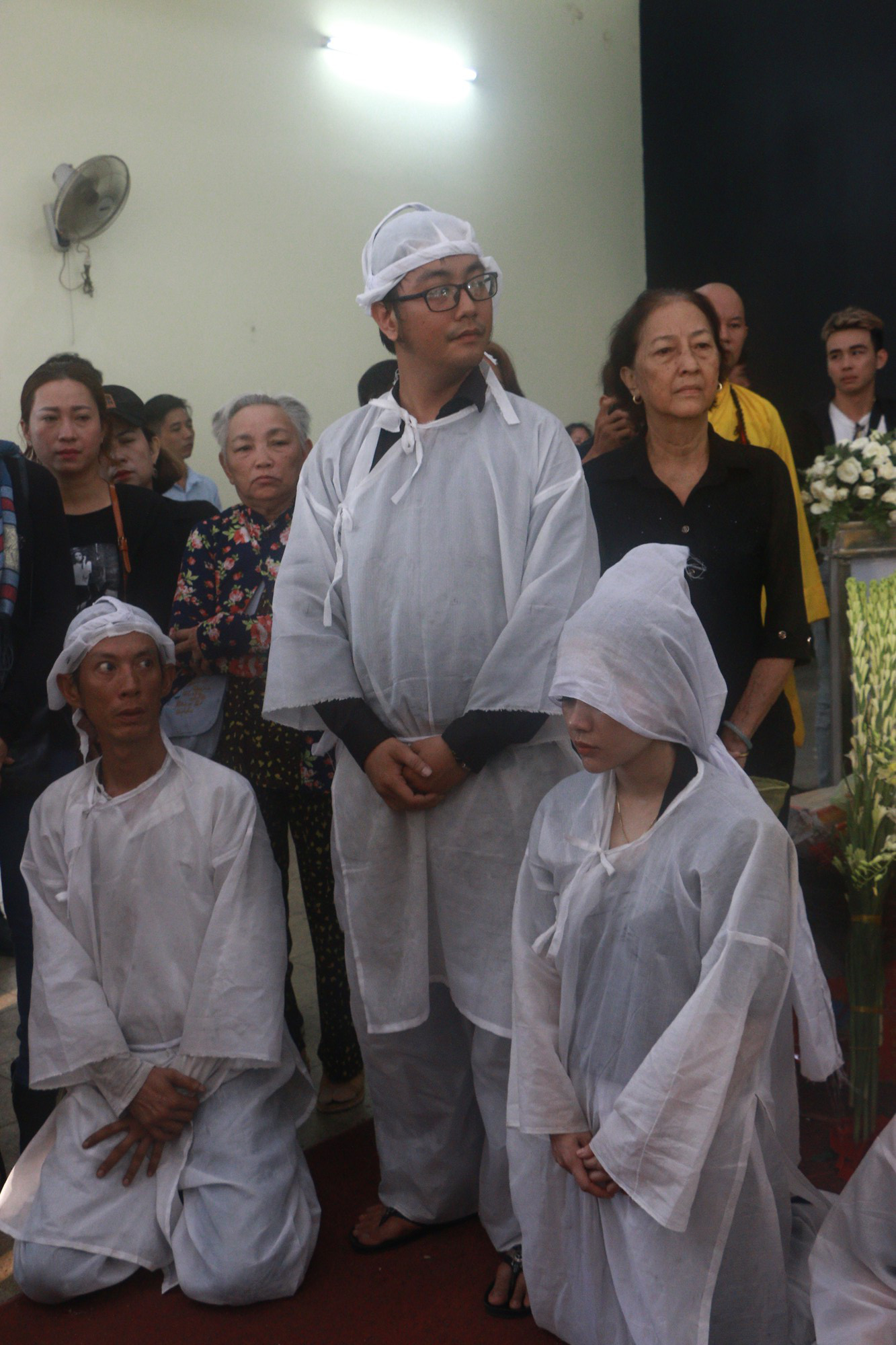 Con gái Lê Bình suy sụp, thất thần trong lễ động quan đưa thi hài cha về nơi an nghỉ - Ảnh 6. Con gái Lê Bình suy sụp, thất thần trong lễ động quan đưa thi hài cha về nơi an nghỉ - Ảnh 6.