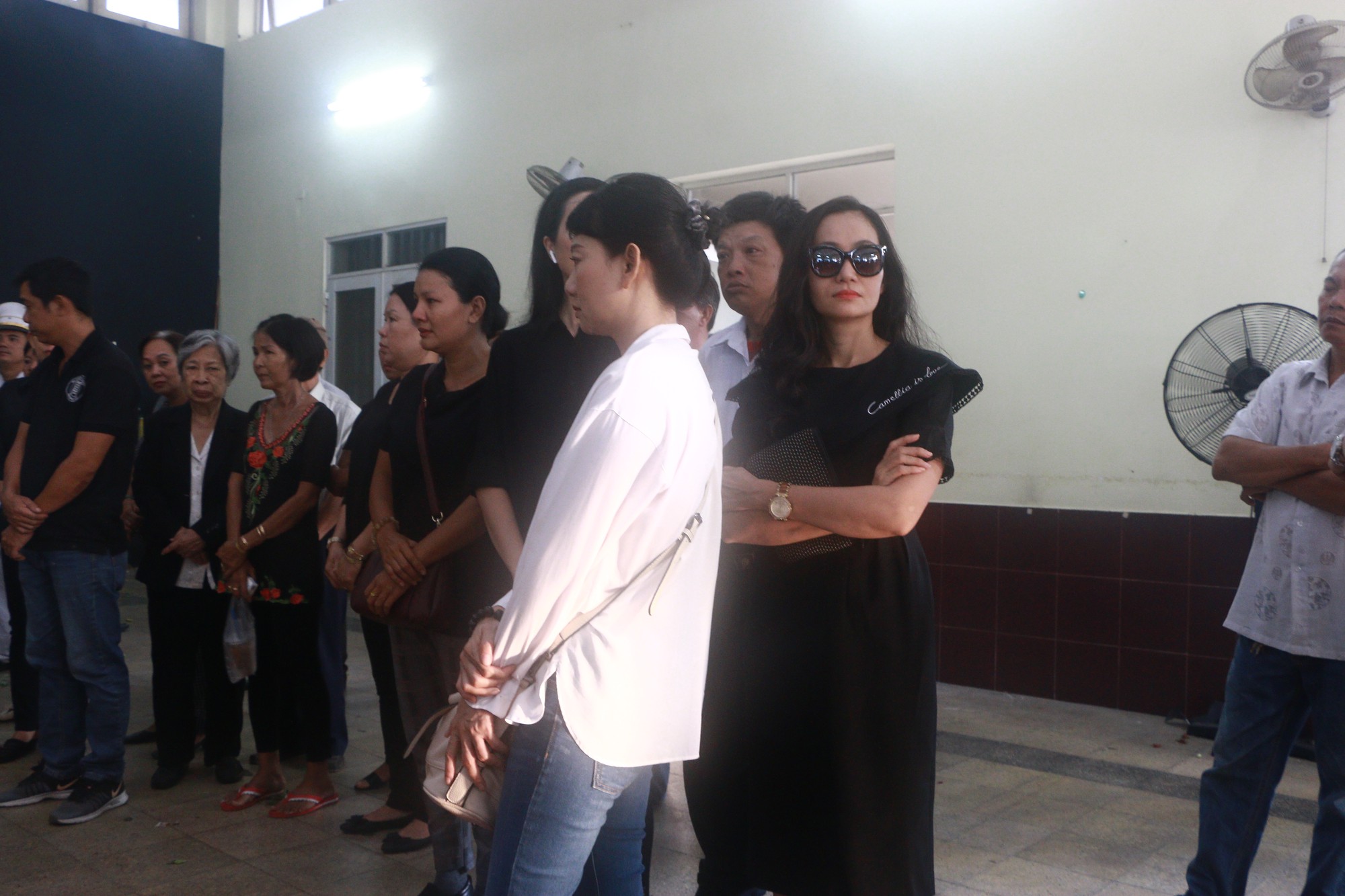 NSƯT Thành Lộc và nhiều đồng nghiệp nghẹn ngào đưa tiễn nghệ sĩ Lê Bình - Ảnh 6. NSƯT Thành Lộc và nhiều đồng nghiệp nghẹn ngào đưa tiễn nghệ sĩ Lê Bình - Ảnh 6.
