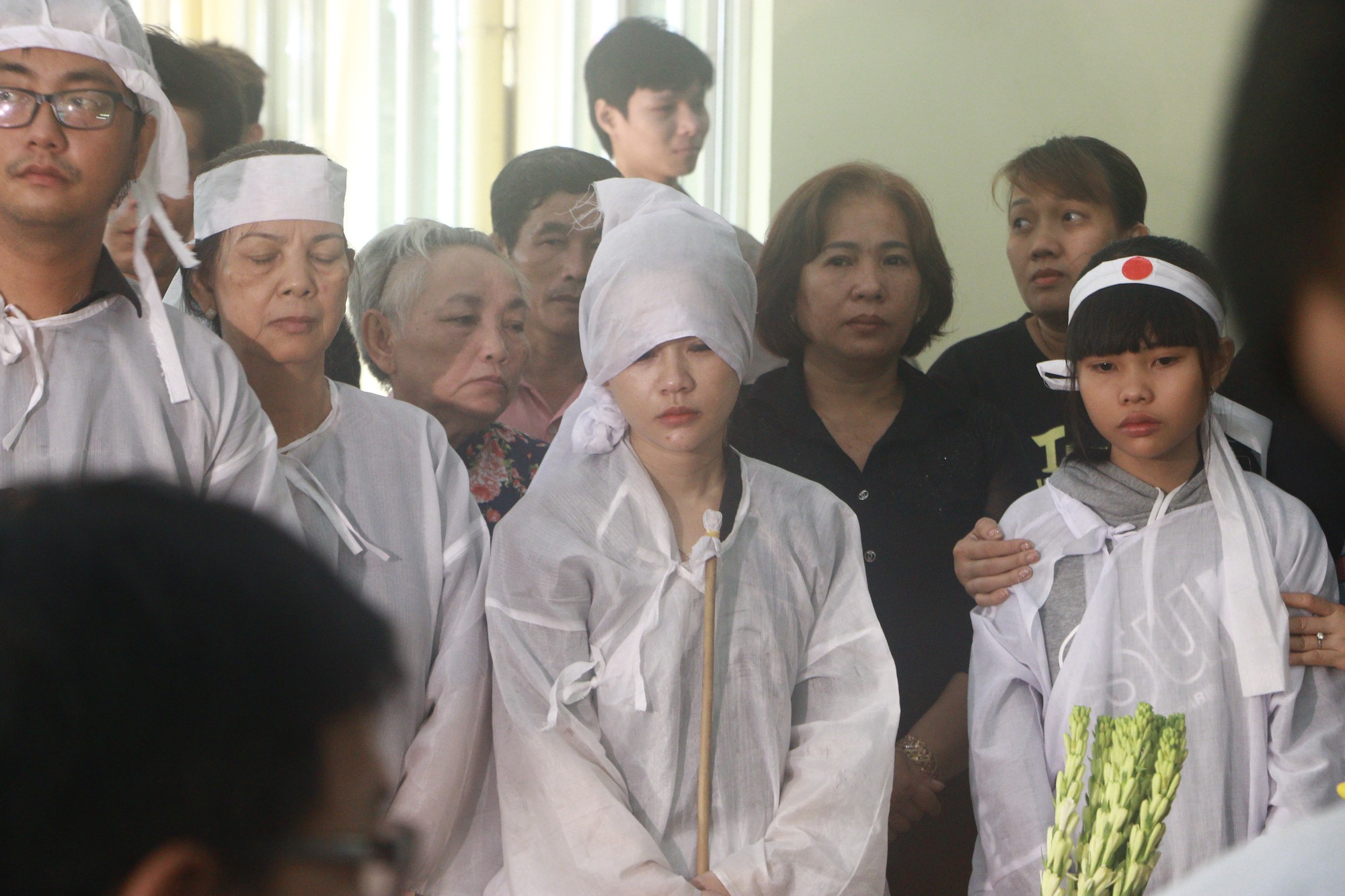Con gái Lê Bình suy sụp, thất thần trong lễ động quan đưa thi hài cha về nơi an nghỉ - Ảnh 11. Con gái Lê Bình suy sụp, thất thần trong lễ động quan đưa thi hài cha về nơi an nghỉ - Ảnh 11.