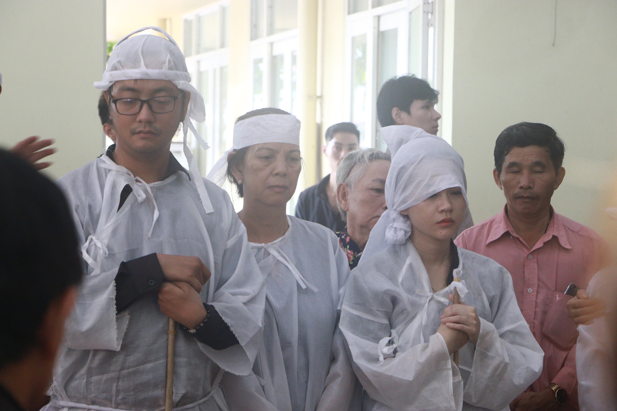 Con gái Lê Bình suy sụp, thất thần trong lễ động quan đưa thi hài cha về nơi an nghỉ - Ảnh 12. Con gái Lê Bình suy sụp, thất thần trong lễ động quan đưa thi hài cha về nơi an nghỉ - Ảnh 12.